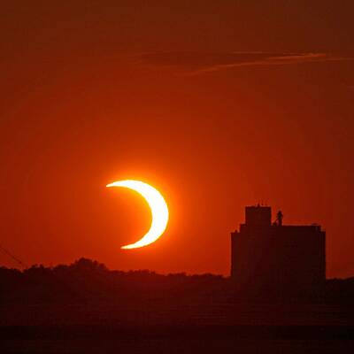 Spektakuläre Sonnenfinsternis in Asien & USA