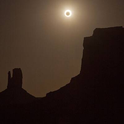 Spektakuläre Sonnenfinsternis in Asien & USA