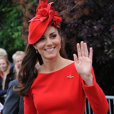 Kate trotzt Schlechtwetter in rotem Kleid von Sarah Burton