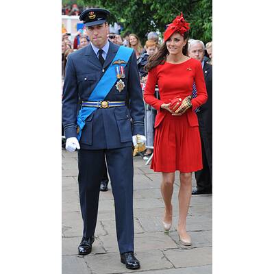 Kate trotzt Schlechtwetter in rotem Kleid von Sarah Burton