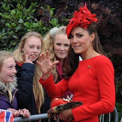 Kate trotzt Schlechtwetter in rotem Kleid von Sarah Burton