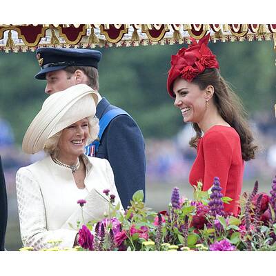 Kate trotzt Schlechtwetter in rotem Kleid von Sarah Burton