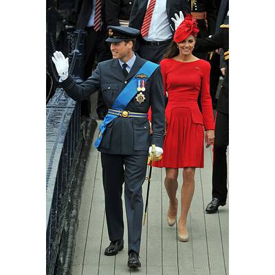 Kate trotzt Schlechtwetter in rotem Kleid von Sarah Burton