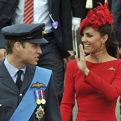 Kate trotzt Schlechtwetter in rotem Kleid von Sarah Burton