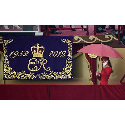 Kate trotzt Schlechtwetter in rotem Kleid von Sarah Burton