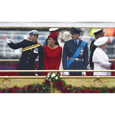 Kate trotzt Schlechtwetter in rotem Kleid von Sarah Burton