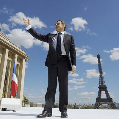 Vor dem Eiffelturm mobilisiert Sarkozy seine Wähler