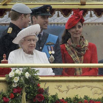 Kate trotzt Schlechtwetter in rotem Kleid von Sarah Burton