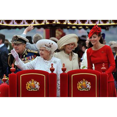 Kate trotzt Schlechtwetter in rotem Kleid von Sarah Burton