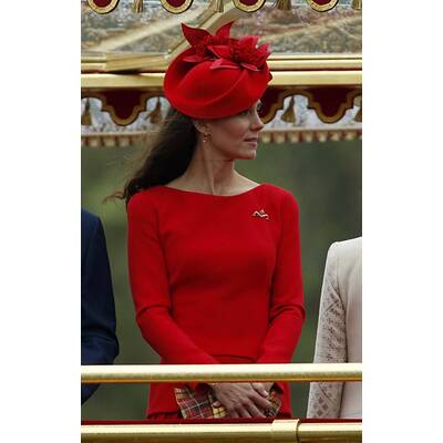 Kate trotzt Schlechtwetter in rotem Kleid von Sarah Burton