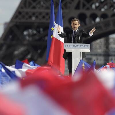 Vor dem Eiffelturm mobilisiert Sarkozy seine Wähler