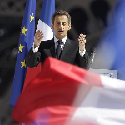 Vor dem Eiffelturm mobilisiert Sarkozy seine Wähler