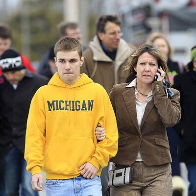 Schüler schießt in Cafeteria wild um sich