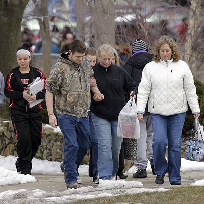 Schüler schießt in Cafeteria wild um sich