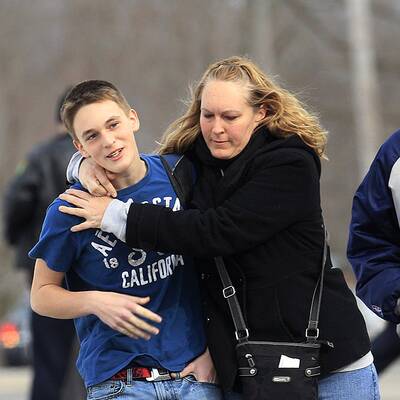 Schüler schießt in Cafeteria wild um sich