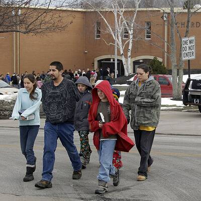 Schüler schießt in Cafeteria wild um sich