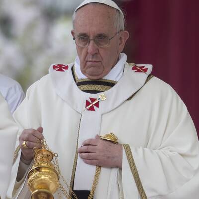 Tausende Gläubige feiern mit Papst Franziskus die Ostermesse.