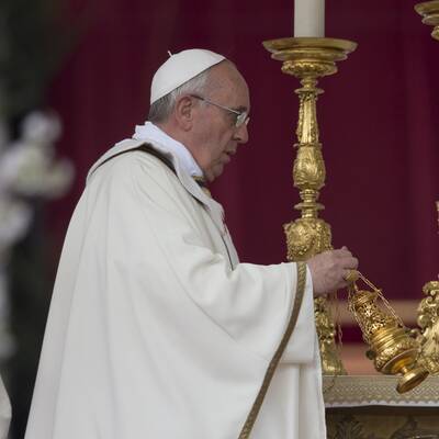 Tausende Gläubige feiern mit Papst Franziskus die Ostermesse.