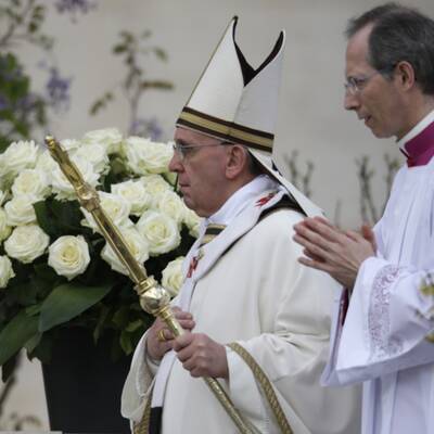 Tausende Gläubige feiern mit Papst Franziskus die Ostermesse.