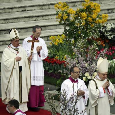 Tausende Gläubige feiern mit Papst Franziskus die Ostermesse.