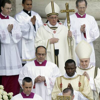 Tausende Gläubige feiern mit Papst Franziskus die Ostermesse.