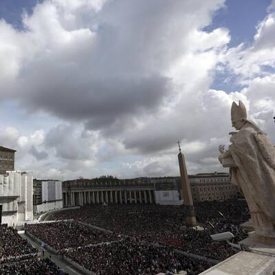 Tausende Gläubige feiern mit Papst Franziskus die Ostermesse.