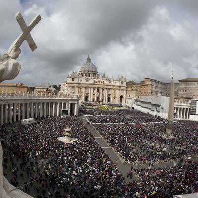 Tausende Gläubige feiern mit Papst Franziskus die Ostermesse.