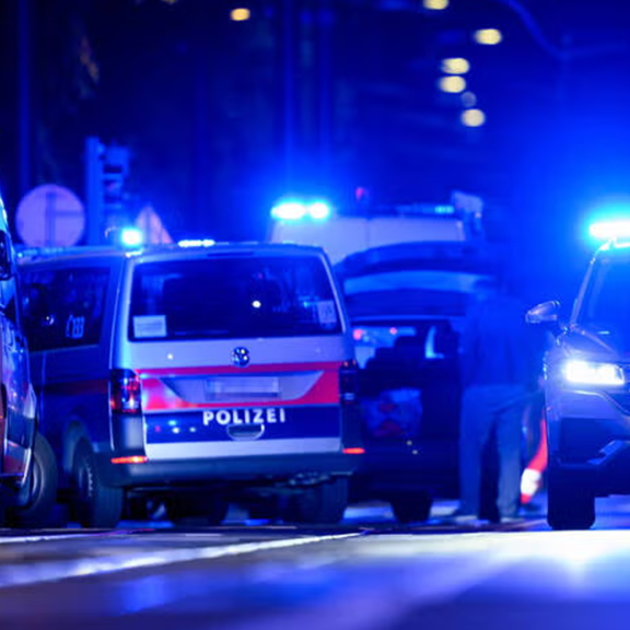 Großeinsatz: Totes Baby und schwer verletzte Mutter in Wohnung gefunden