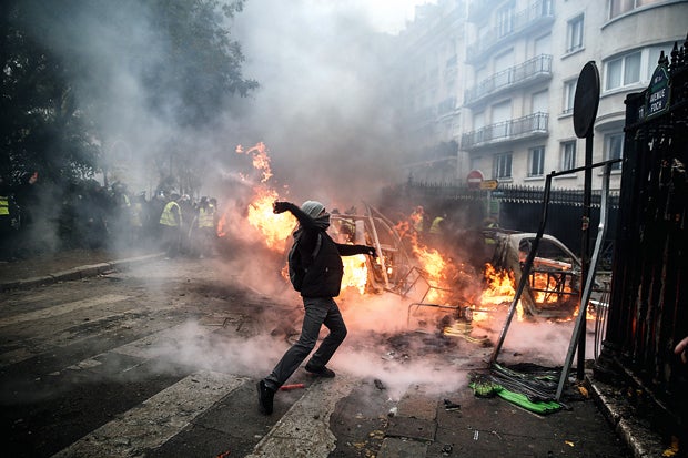 Flammen in Paris: Verwüstungen und Toter bei Demos