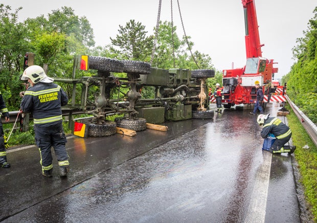 Militärfahrzeug touchiert Lkw und crasht: Drei Verletzte