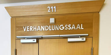 Eingangstüre eines Verhandlungssaals
