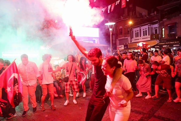 Istanbul feiert Sieg über Erdogan wie im Rausch