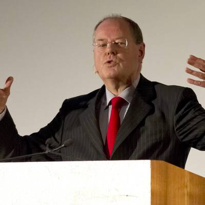 Peer Steinbrück fordert Angela Merkel heraus