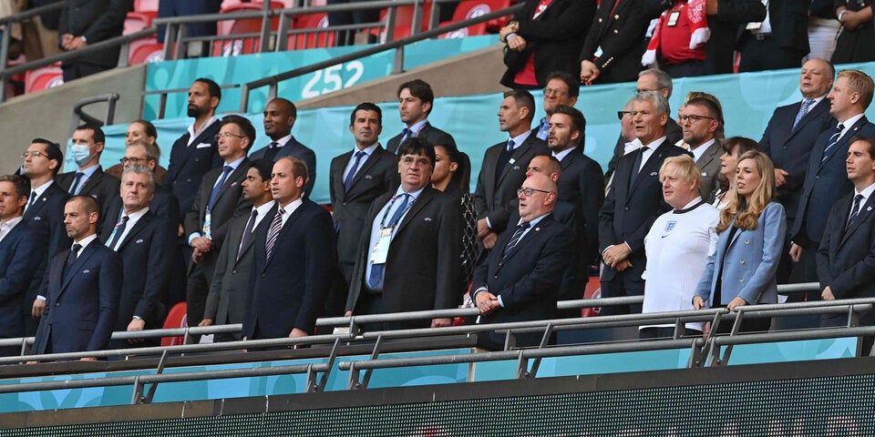 VIP-Tribüne: Mit wem scherzt Beckham da?