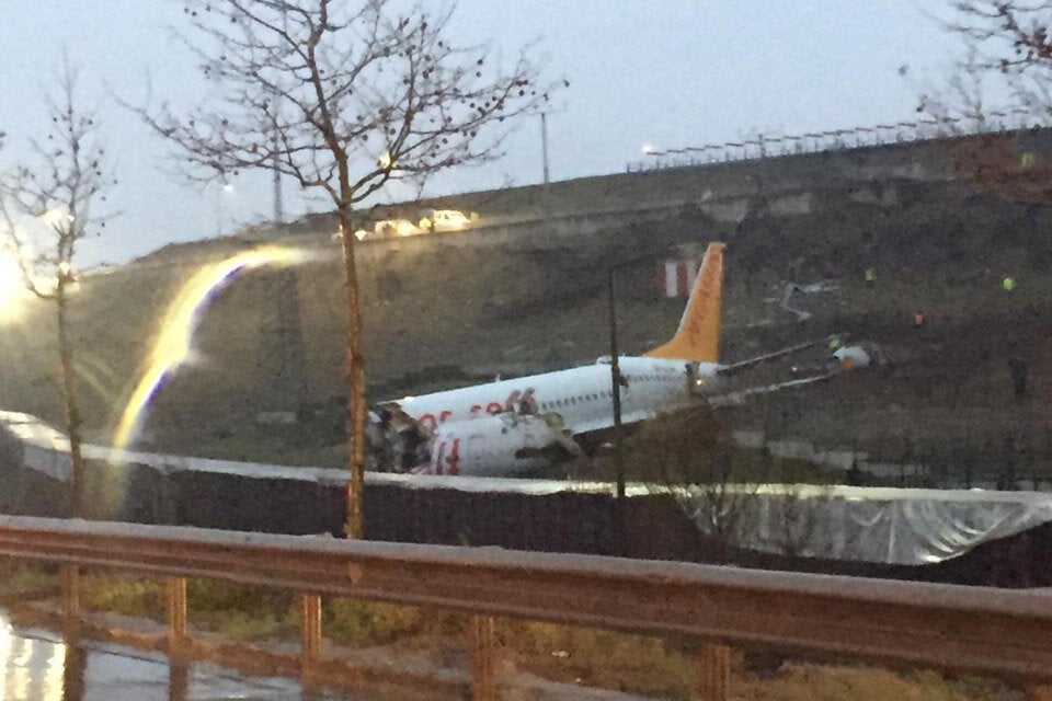 Flugzeug zerbricht bei Landung: 3 Tote, 179 Verletzte