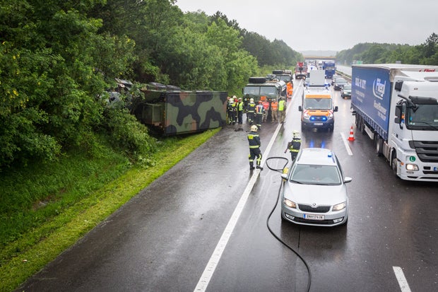 Militärfahrzeug touchiert Lkw und crasht: Drei Verletzte