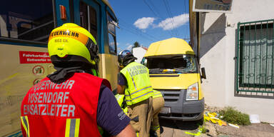 Post-Auto crasht mit Badner Bahn: Lenker schwer verletzt