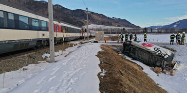 Personenzug erfasst Paket-Transporter