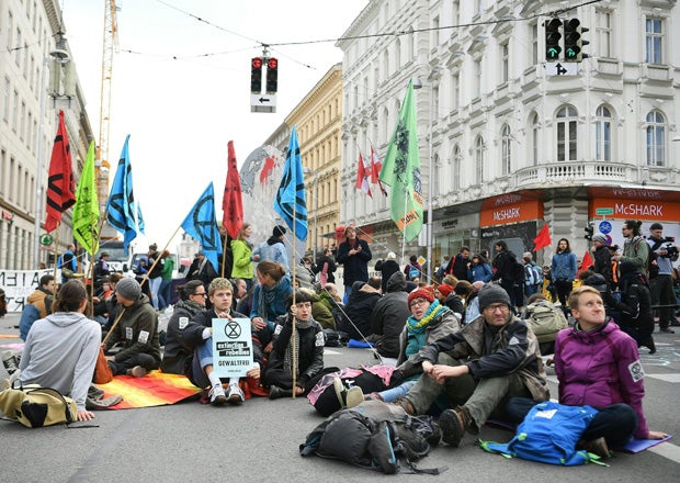 Straßenblockade legt Wiener City lahm: Polizei greift ein!