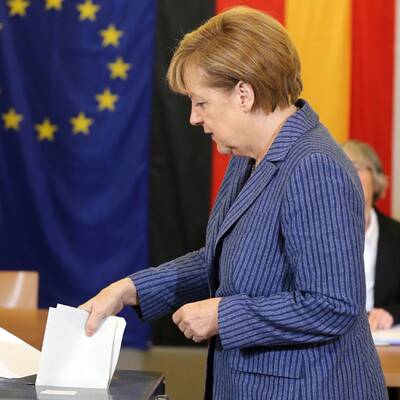 Bundeskanzlerin Angela Merkel gibt ihre Stimme ab