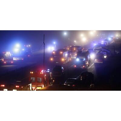 In dichtem Nebel rasten dutzende Autos ineinander