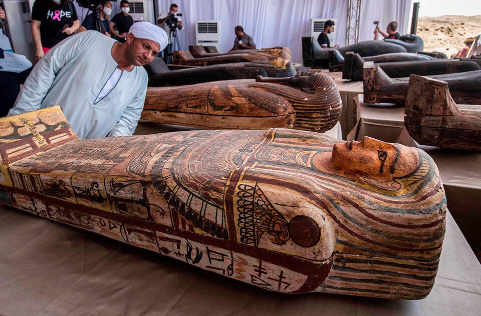 Sensationsfund! Altägyptische Sarkophage in Grabstätte entdeckt