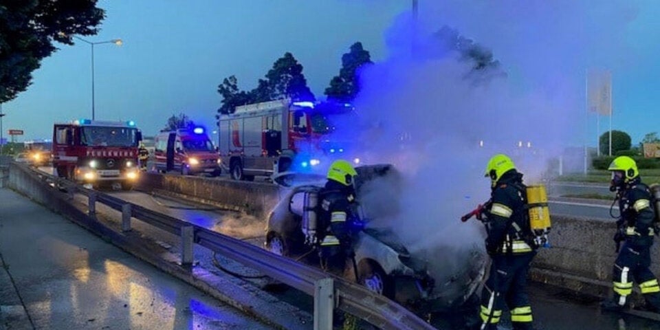 Spektakulärer Auto-Brand bei Möbelhaus