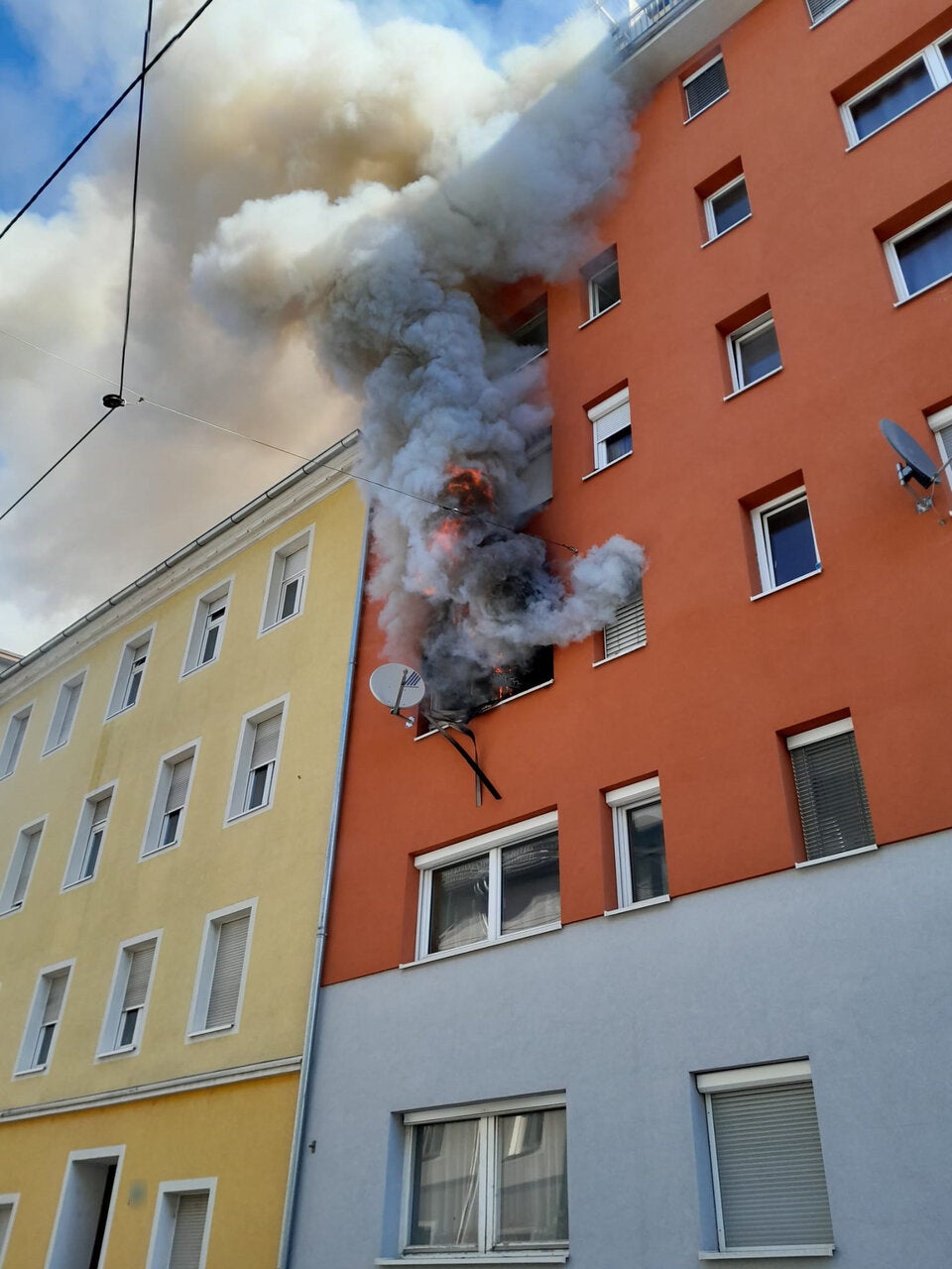 Brand in Mehrparteienhaus: 14 Personen gerettet