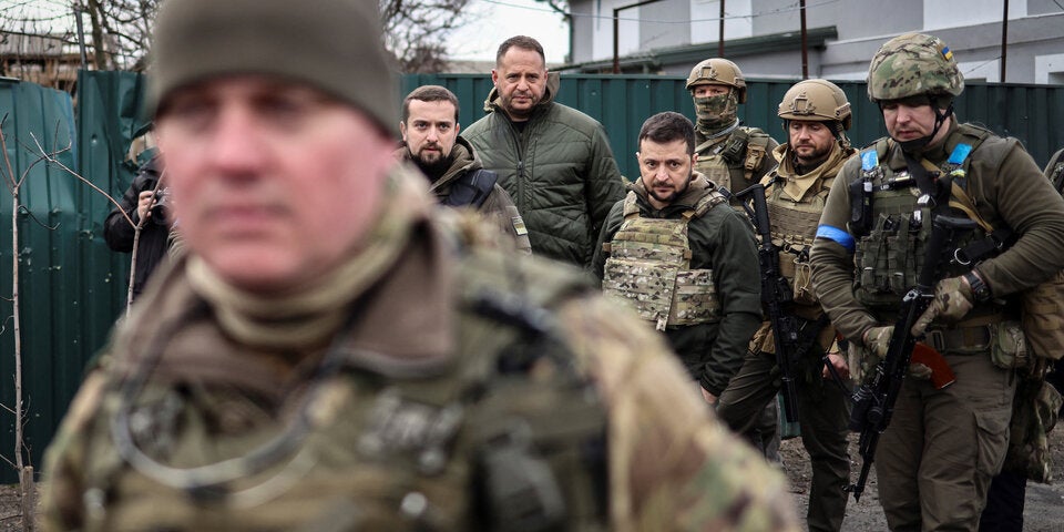 Selenskyj weint am Massengrab von Butscha