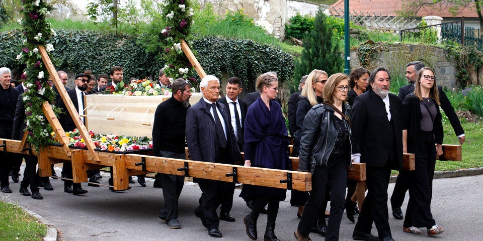 Aktionskünstler Hermann Nitsch zu Grabe getragen