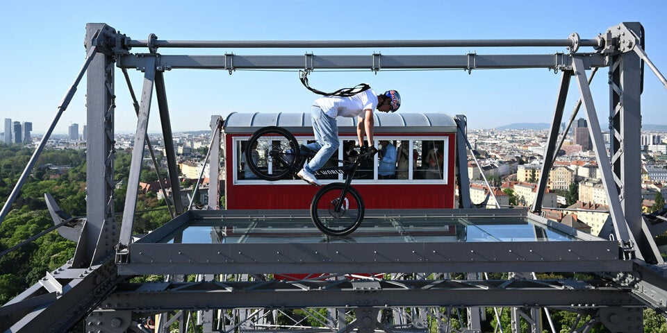Mountainbike-Stunts auf 65 Metern am Riesenrad