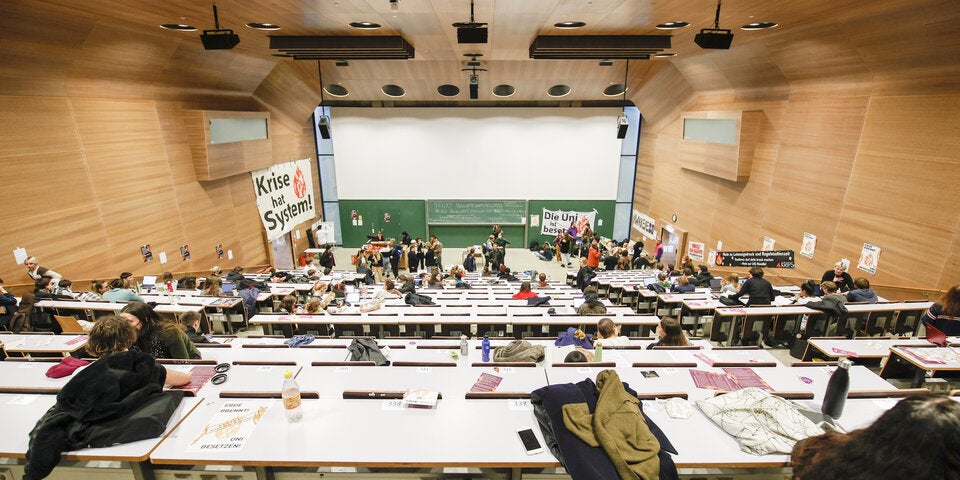 Klima-Aktivisten besetzen Hörsaal an Uni Wien