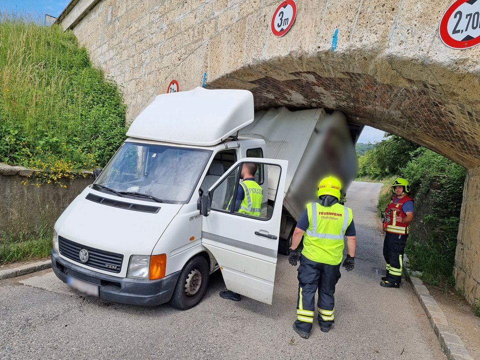 Klein-Lkw bleibt unter Viadukt stecken