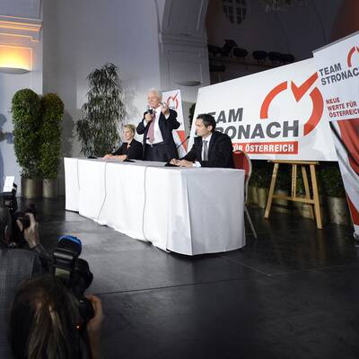 Der Milliardär lud in die Orangerie nach Schönbrunn ein.